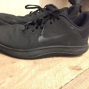 Nike Flyby low basketball sneakers